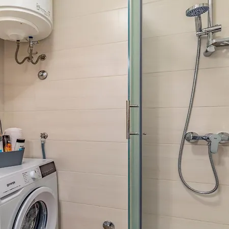 Big With Free Parking Apartment *