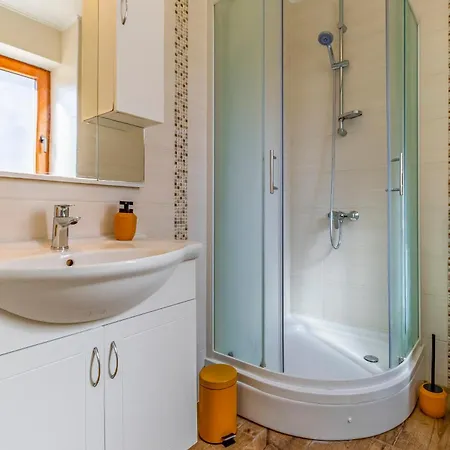 Big With Free Parking Apartment