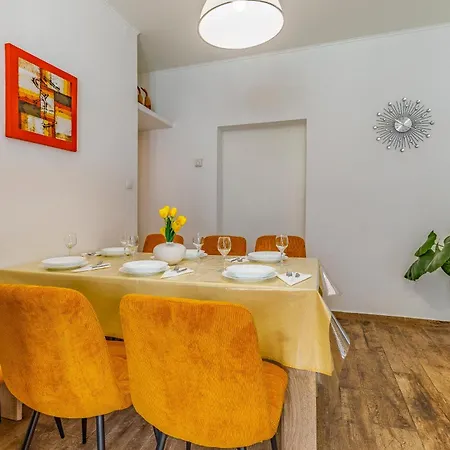 Big With Free Parking Apartman Pula