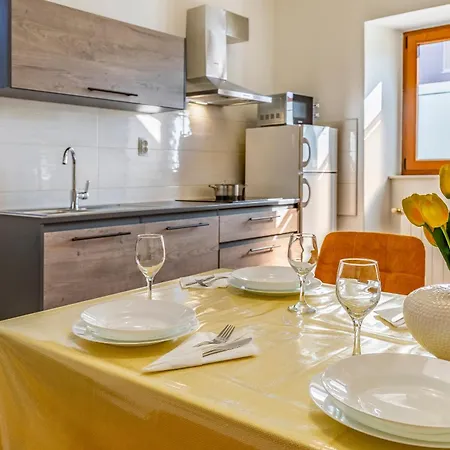 Big With Free Parking Apartman Pula