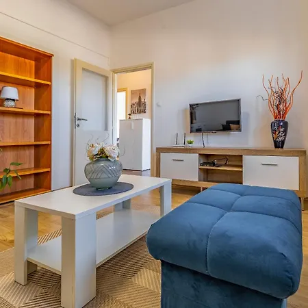 Big With Free Parking Apartment *