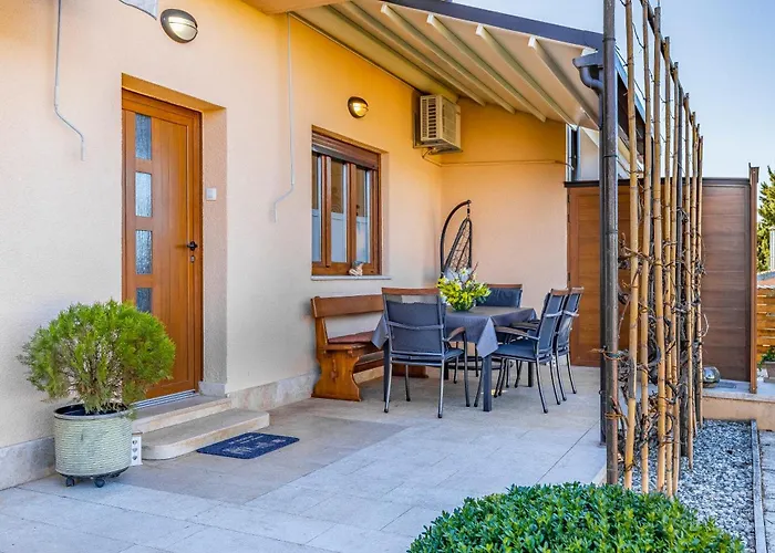 Big With Free Parking *