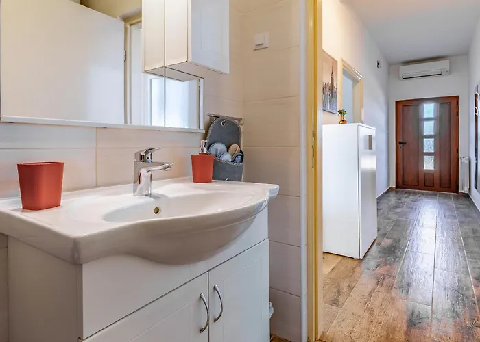 Big With Free Parking * Pula