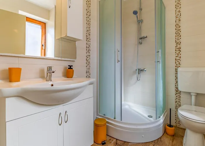 Big With Free Parking Apartment