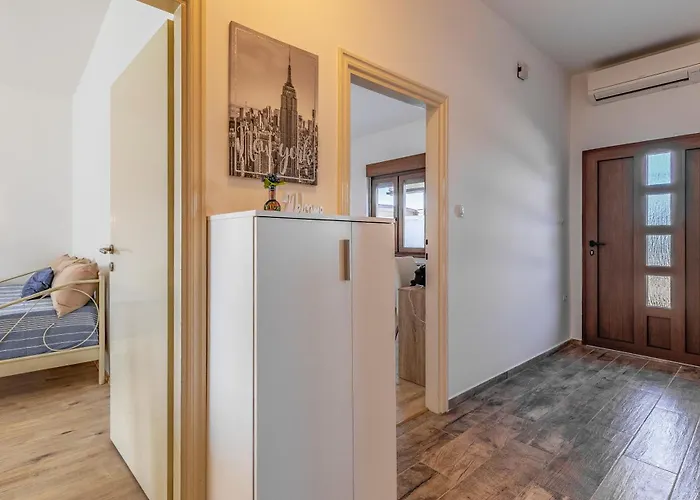 Big With Free Parking Apartment Pula