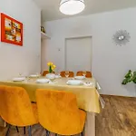 Big With Free Parking Appartement Pula