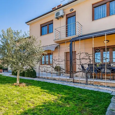 Big With Free Parking Appartement